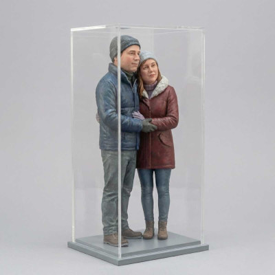 Escultura 3D Personalizada de Pareja con Escenario en Caja de Acrílico Acabado Realista - Réplicas 3D