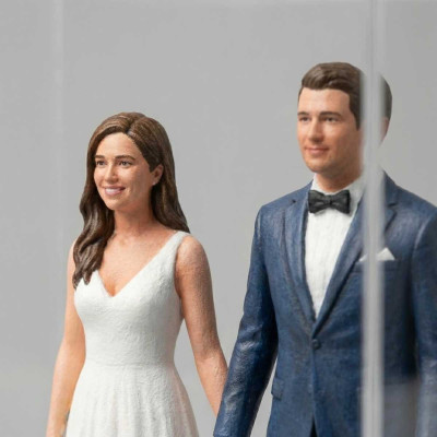 Escultura 3D de Pareja de Boda Personalizada con Escenario en Caja de Acrílico Estilo Realista - Réplicas 3D